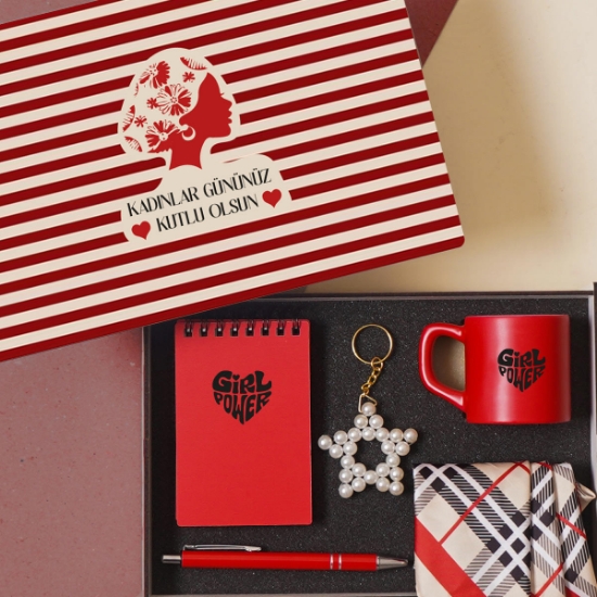 Kadınlar Günü Özel Ahşap Hediye Kutusu – Defter, Fular, Fincan ve Yıldız Anahtarlıklı resmi