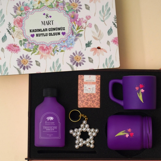 Kadınlar Günü Özel Ahşap Hediye Kutusu – Mum, Türk Kahvesi, Fincan, Kolonya ve Anahtarlıklı Şık Set