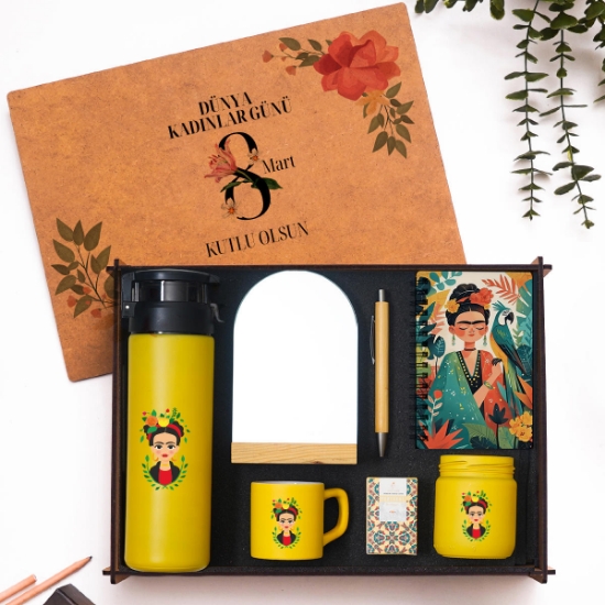 Kadınlar Günü Premium Hediye Seti – Aynalı, Cam Şişe, Kahve Fincanı, Defter, Mum ve Türk Kahveli Şık Ahşap Kutulu Set resmi