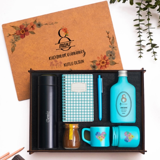 Kadınlar Günü Premium Hediye Seti – Çelik Termos, Türk Kahvesi, Kolonya, Mum ve Ahşap Kutulu Şık Hediye Paketi