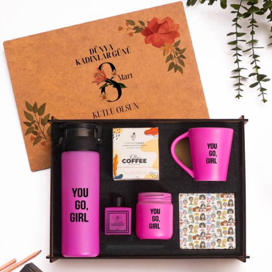 Kadınlar Günü Premium Hediye Seti – Kahve, Kupa, Oda Kokusu ve Ahşap Kutulu Şık Hediye Paketi