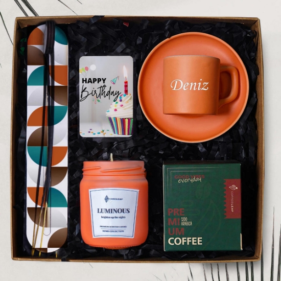 Doğum Günü Kişiye Özel Renkli Fincan & Kahve Keyif Seti – Kokulu Cam Mum ve Tütsü