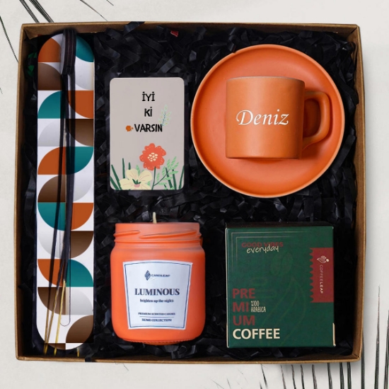 “İyi ki Varsın” Kişiye Özel Renkli Fincan & Kahve Hediye Seti – Kokulu Cam Mum, Tütsü ve Magnetli