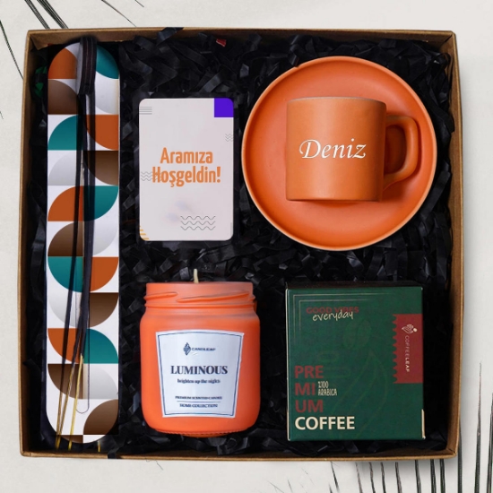 “Aramıza Hoş Geldin” Kişiye Özel Renkli Fincan & Kahve Hediye Seti – Kokulu Cam Mum, Tütsü