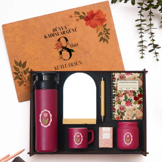 Kadınlar Günü Premium Hediye Kutusu– Ahşap Kutu, Ayna, Suluk, Fincan, Defter, Mum ve Türk Kahvesi