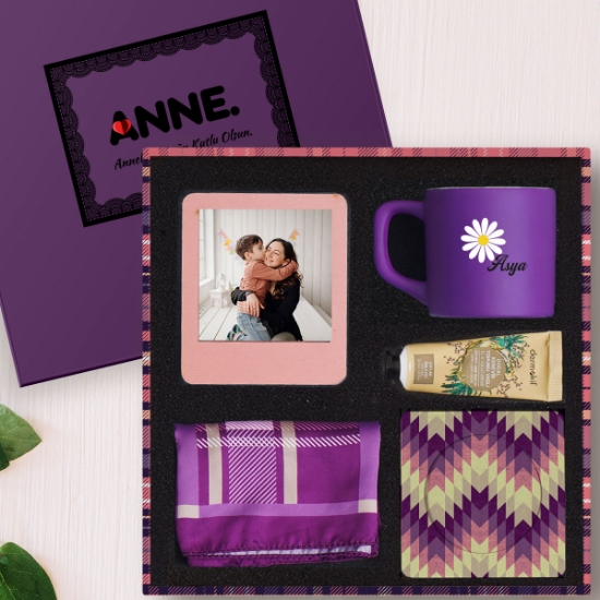 Mor Renkli Anneler Gününe Özel Premium Hediye Seti – Kişiye Özel Çerçeve, Kadın Fular, Fincan, Krem
