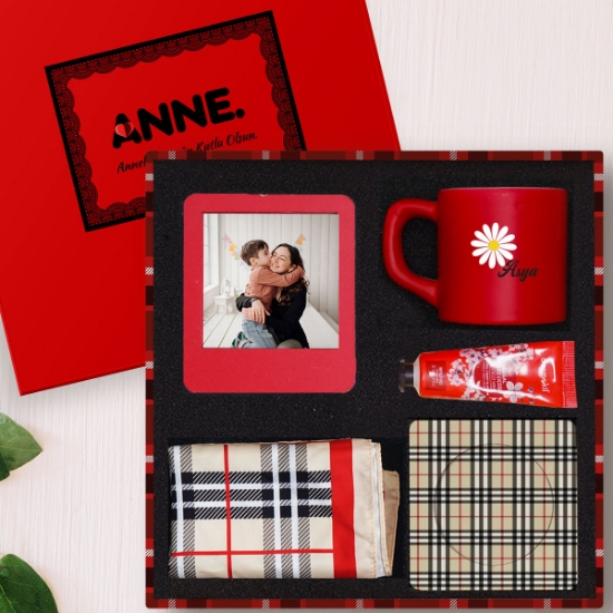 Kişiye Özel Çerçeve Anneler Günü Özel Premium Hediye Kutusu – Fincan, Fular, Krem resmi