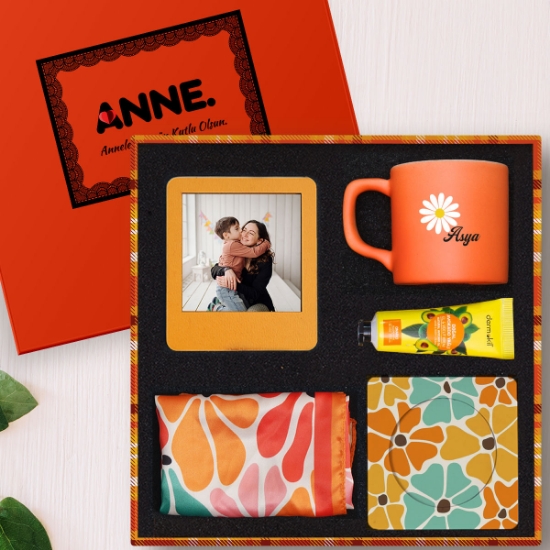 Anneler Gününe Özel Premium Hediye Seti – Fincan, Fular, Krem ve Kişiye Özel Çerçeve resmi